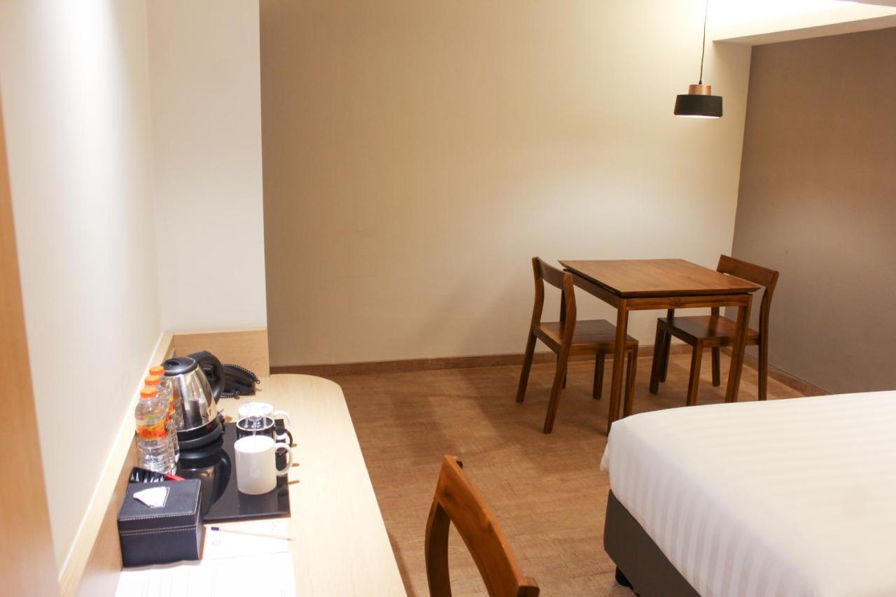 Aveta Hotel Malioboro ジョグジャカルタ エクステリア 写真